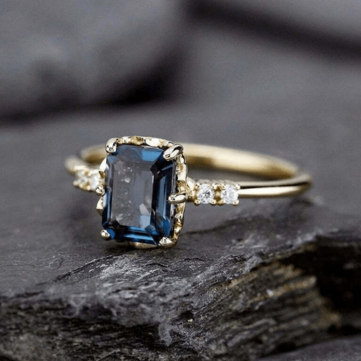Vintage Goldring mit Blauem Kristall