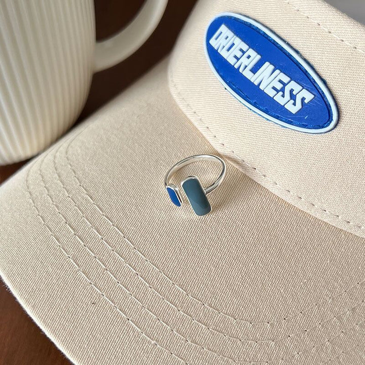 Silberring mit blauer Steinverzierung